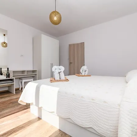 Paradiso Apartment *